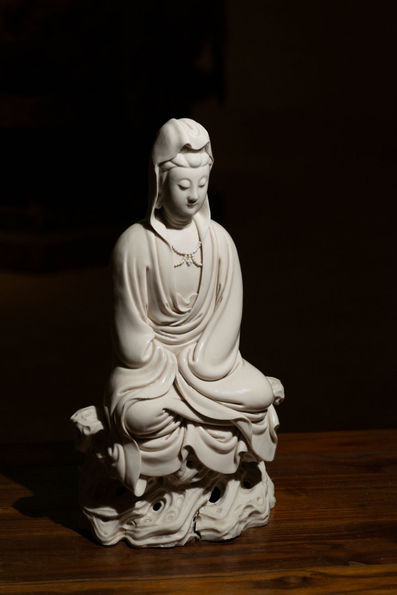 十七世紀 德化白釉坐岩觀音像 | A RARE DEHUA FIGURE OF GUANYIN - 图6
