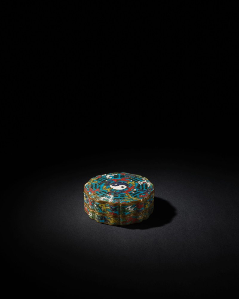 十七世紀　掐絲琺瑯太極八卦圖葵式蓋盒 | A CLOISONNÉ ENAMEL 'TRIGRAMS' BOX AND COVER - 图3