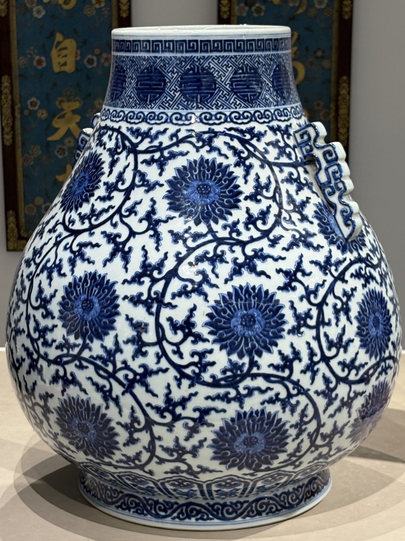 清乾隆青花纏枝蓮紋雙夔龍耳尊 - 图8