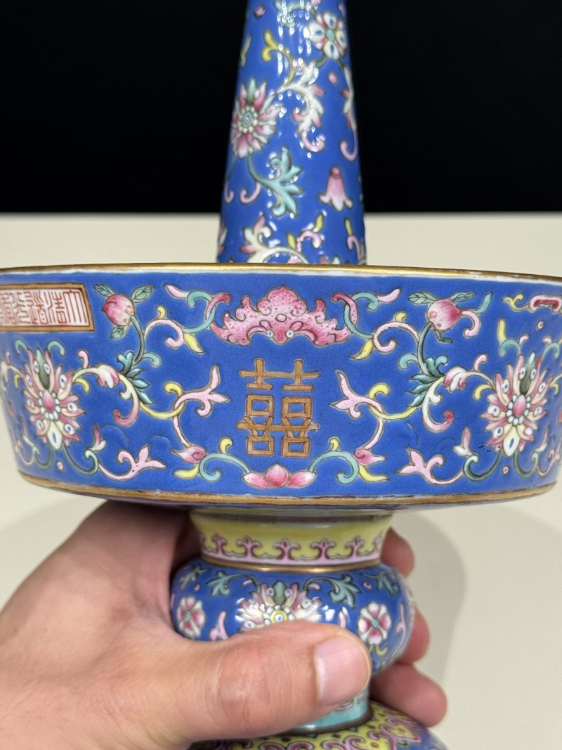 清道光 蓝地粉彩缠枝莲托双喜烛台一对 - 图10