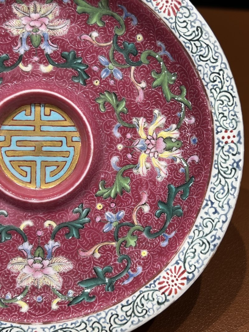 清乾隆 胭脂红地轧道洋彩缠枝宝相花纹杯及杯托（一套） - 图13