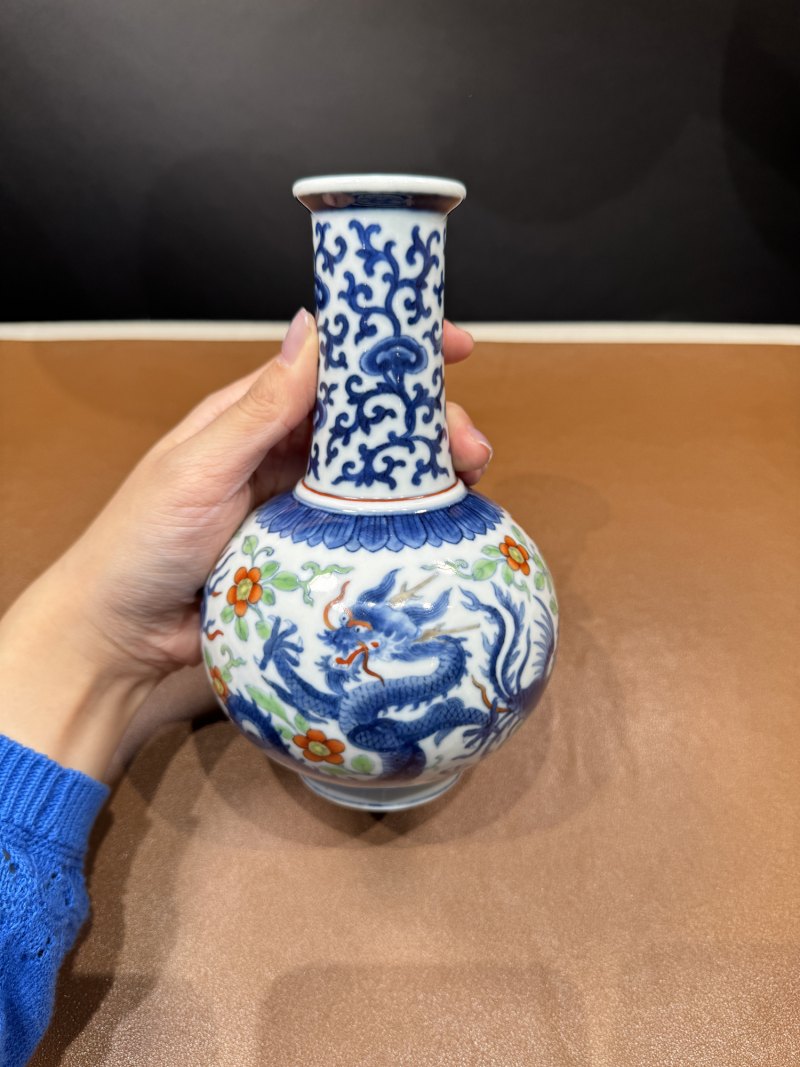 清雍正 青花加洋彩龙凤呈祥小赏瓶 - 图2