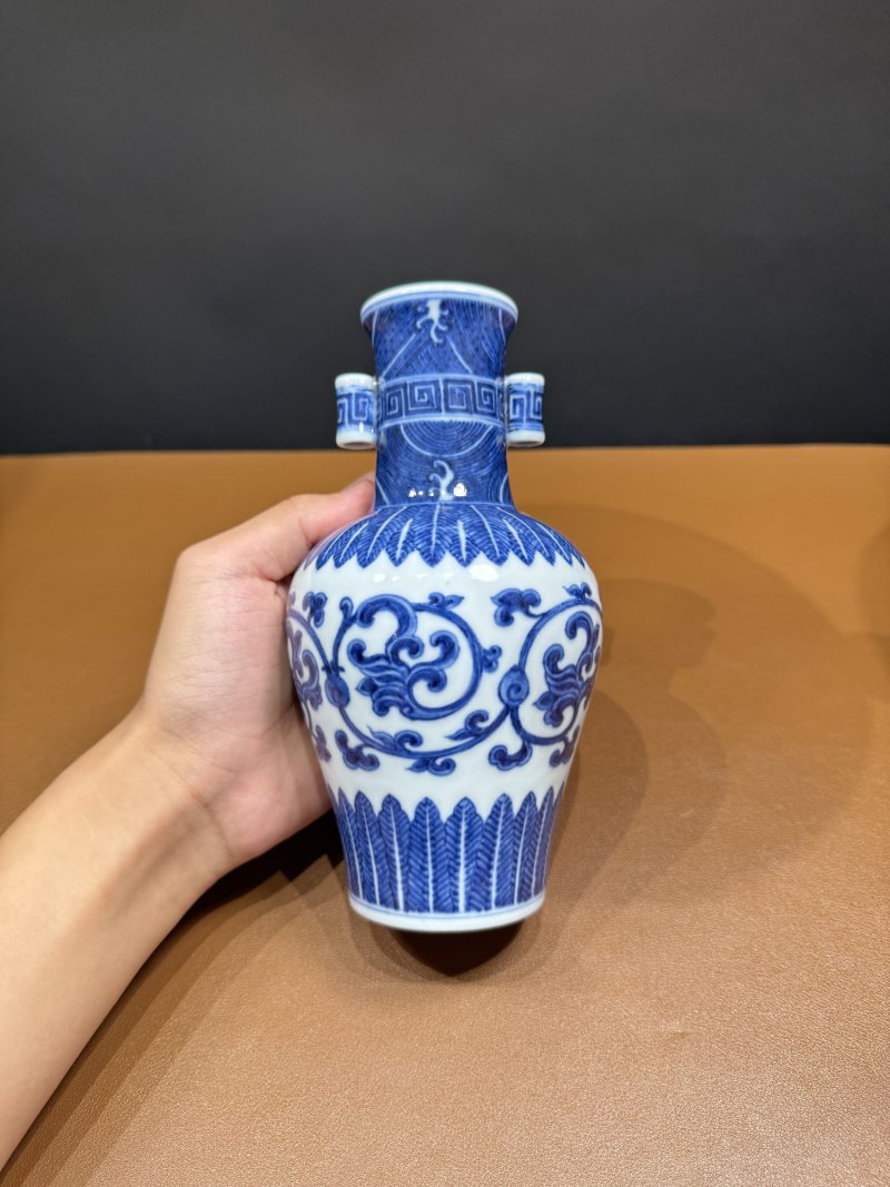 清乾隆 青花缠枝花卉纹贯耳瓶 - 图7