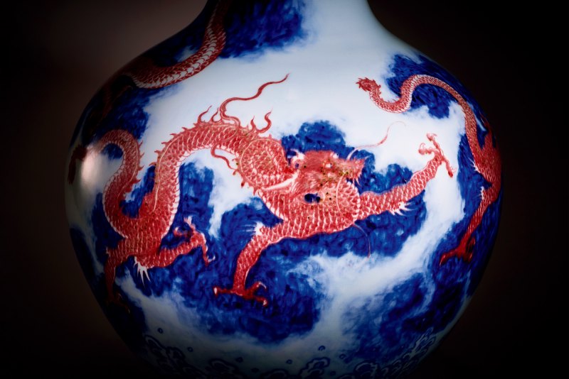 清乾隆 御制青花釉里红云海腾龙天球瓶 - 图2