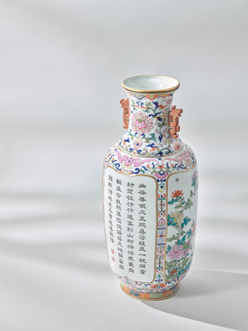 清乾隆 青花粉彩描金模印開光御題詩梅菊紋雙龍耳瓶 六字篆書款  QIANLONG SIX-CHARACTER SEAL MARK IN UNDERGLAZE BLUE AND OF THE PERIOD (1736-1795) - 图6