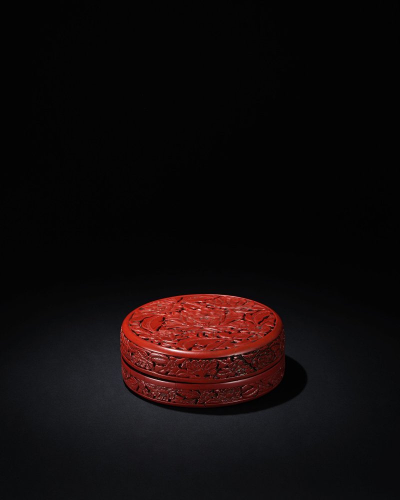 明永樂　剔紅牡丹紋蓋盒 | A RARE CARVED CINNABAR LACQUER 'PEONY' BOX AND COVER - 图2