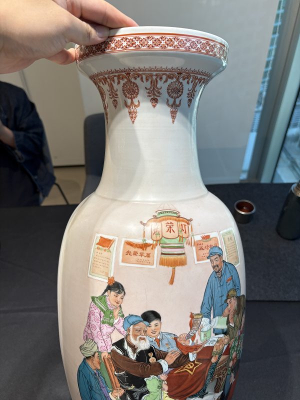 1960年代粉彩革命家史代代傳大瓶 - 图11