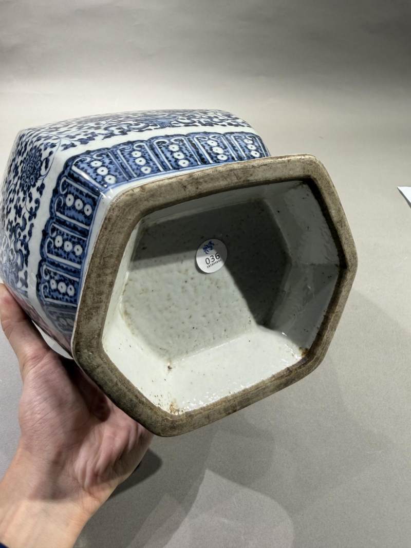    清乾隆 青花缠枝八宝六方贯耳瓶 - 图9