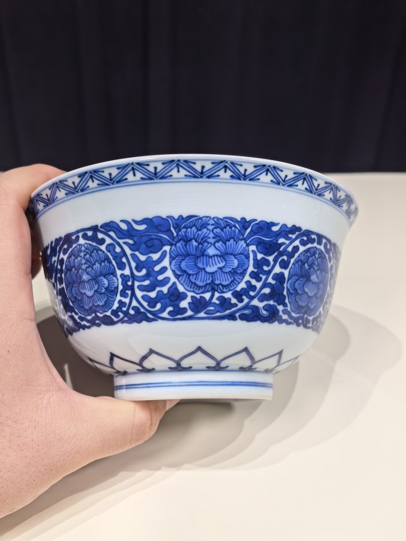 清乾隆 青花缠枝花卉纹碗 - 图6