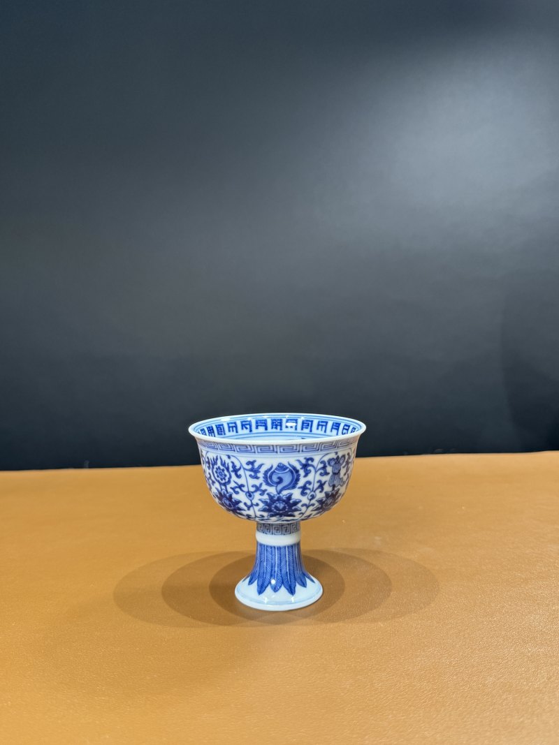 清乾隆 青花内梵文六字真言外莲托八宝纹高足杯 - 图3