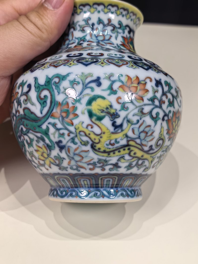 清乾隆 斗彩穿花龙纹小尊 - 图4