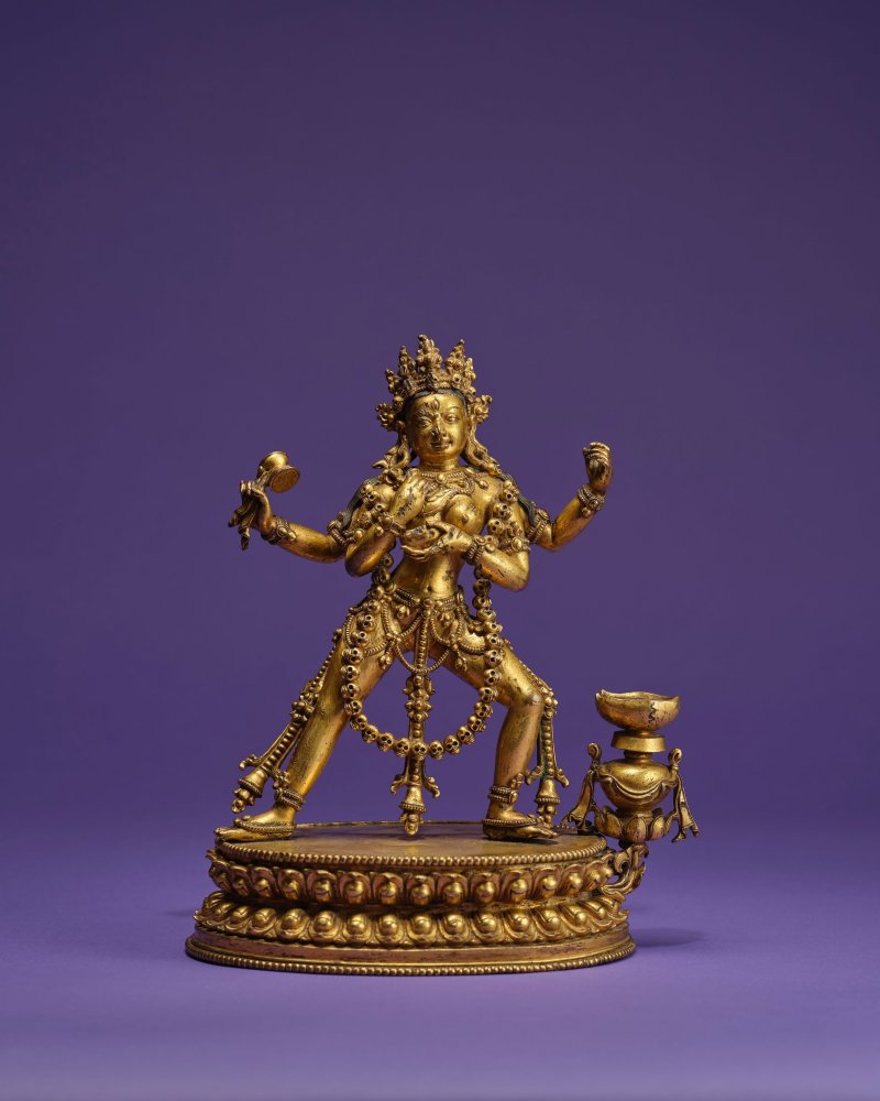 扎什倫布 藏中 十七世紀 銅鎏金空行母像 | A GILT COPPER ALLOY FIGURE OF A DAKINI - 图3