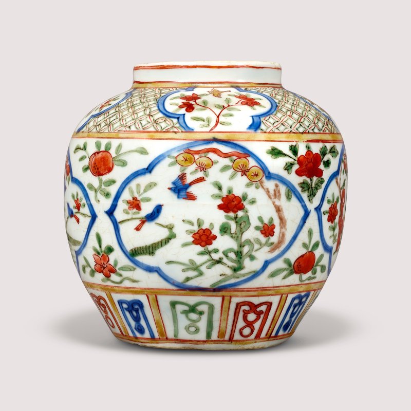 明萬曆 五彩菱形開光四季花鳥紋罐 雙圈六字楷書款  WANLI SIX-CHARACTER MARK IN UNDERGLAZE BLUE WITHIN A DOUBLE CIRCLE AND OF THE PERIOD (1573-1619) - 图1