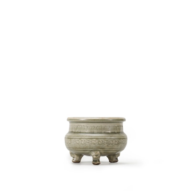 金　耀州窯青釉刻花三足爐 | A CARVED YAOZHOU CELADON-GLAZED TRIPOD INCENSE BURNER - 图1