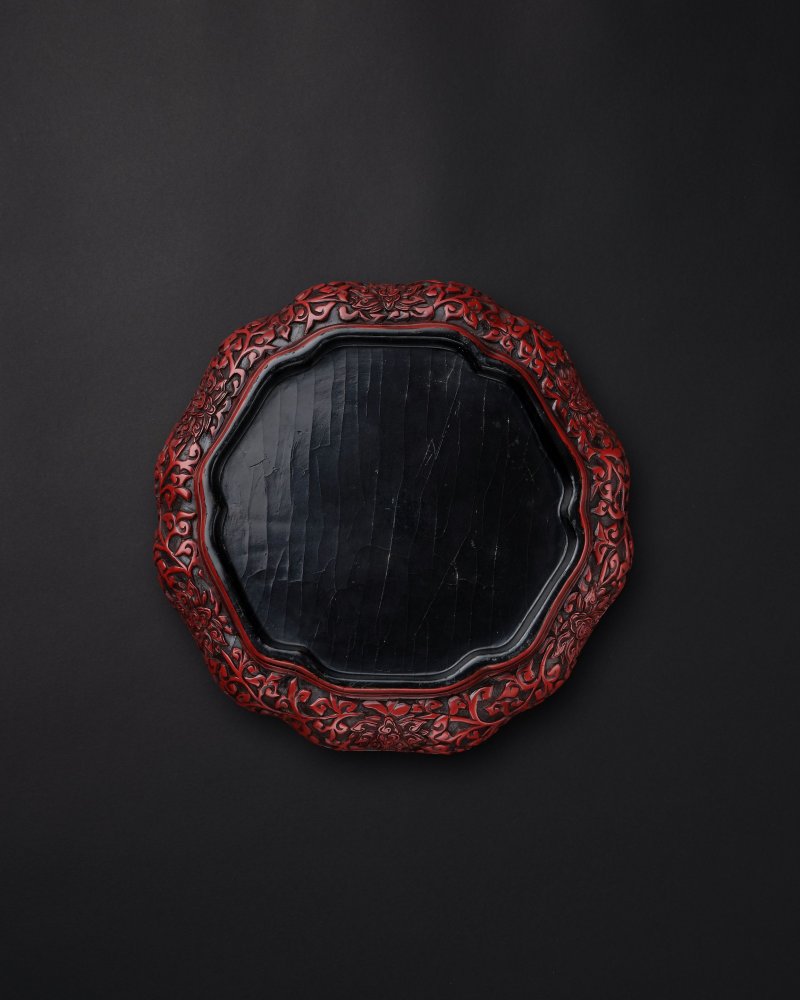 明晚期　剔紅洗象圖六瓣葵式盤 | A CARVED CINNABAR LACQUER 'WASHING THE ELEPHANT' DISH - 图4