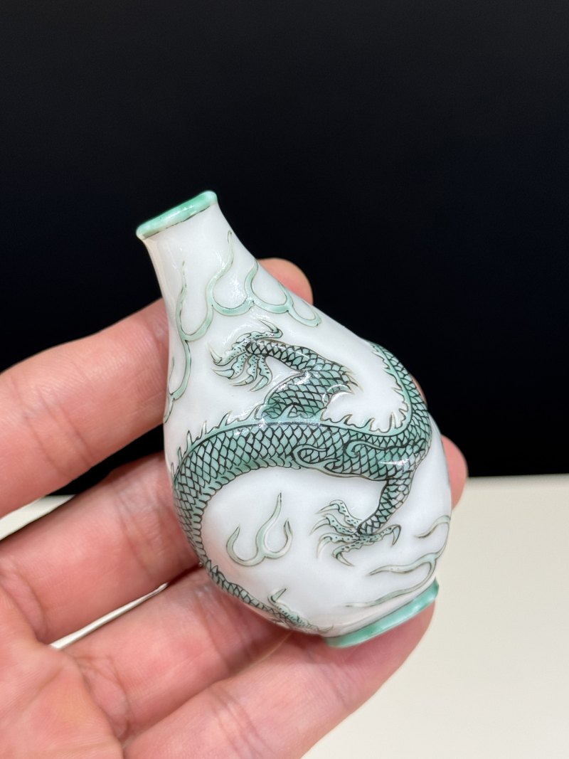 清道光 浅浮雕绿彩云龙纹鼻烟壶 - 图9