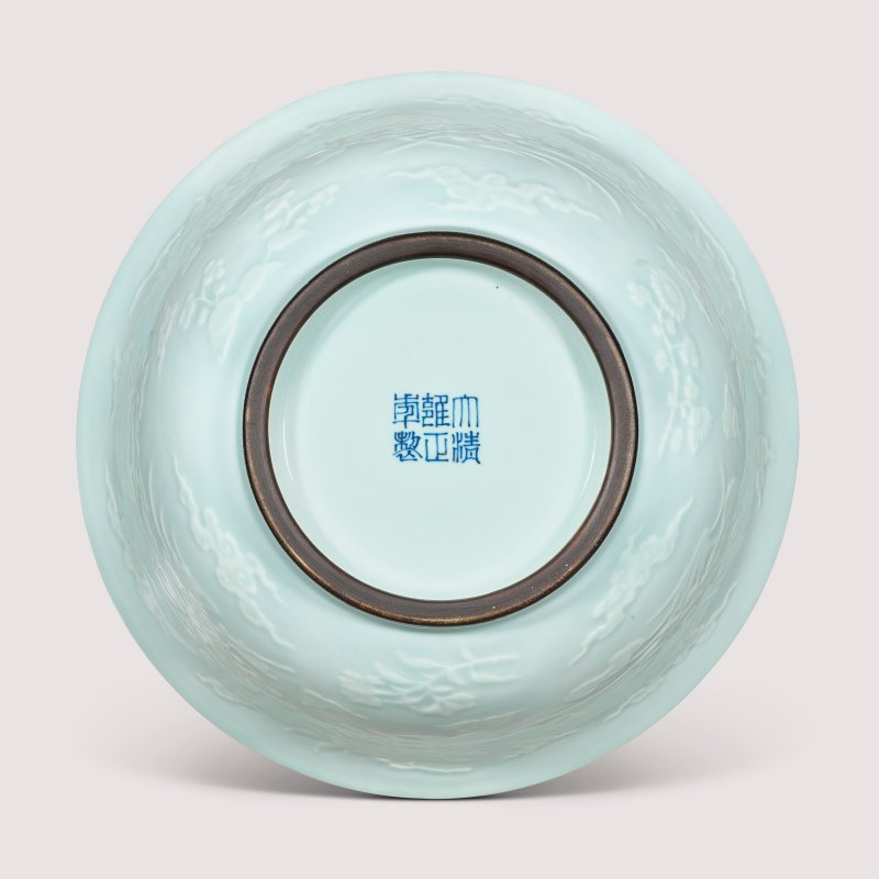 清雍正 粉青釉貼花卉三多紋大盌 六字篆書款  YONGZHENG SIX-CHARACTER SEAL MARK IN UNDERGLAZE BLUE AND OF THE PERIOD (1722-1735) - 图4