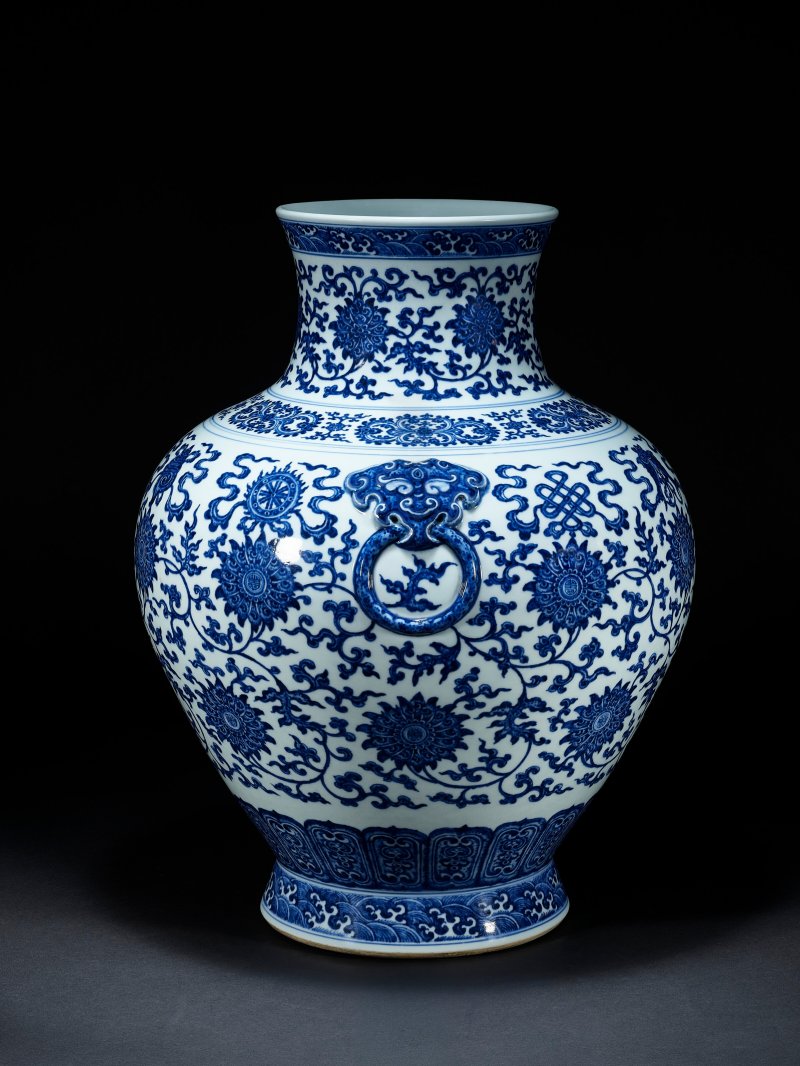 清乾隆 青花蕃蓮托八吉祥紋鋪首銜環耳大壺 六字篆書款  QIANLONG SIX-CHARACTER SEAL MARK IN UNDERGLAZE BLUE AND OF THE PERIOD (1736-1795) - 图4