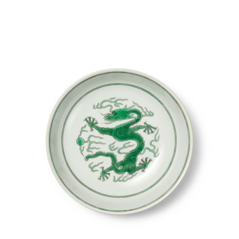 清道光　白地綠彩趕珠龍紋盤 | A GREEN-ENAMELLED 'DRAGON' DISH - 图1