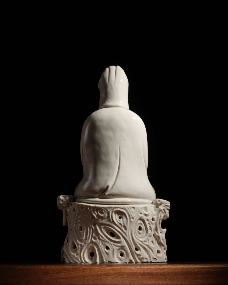 十七世紀 德化白釉坐岩觀音像 | A RARE DEHUA FIGURE OF GUANYIN - 图7