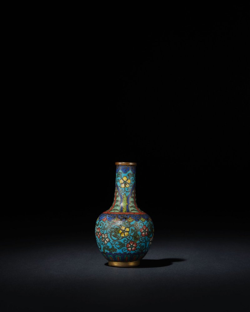 清中期　掐絲琺瑯袖珍長頸瓶 | A SMALL CLOISONNÉ ENAMEL BOTTLE VASE - 图1