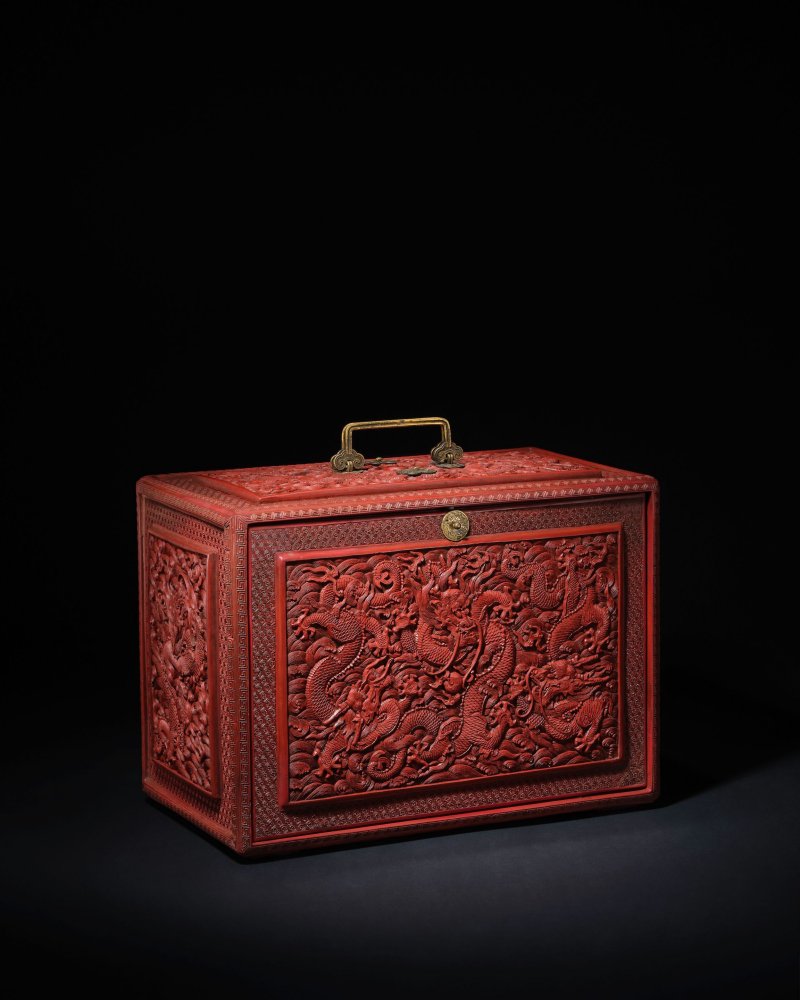 清乾隆　剔紅九龍圖提梁匣 | A CARVED CINNABAR LACQUER 'DRAGON' CABINET - 图5