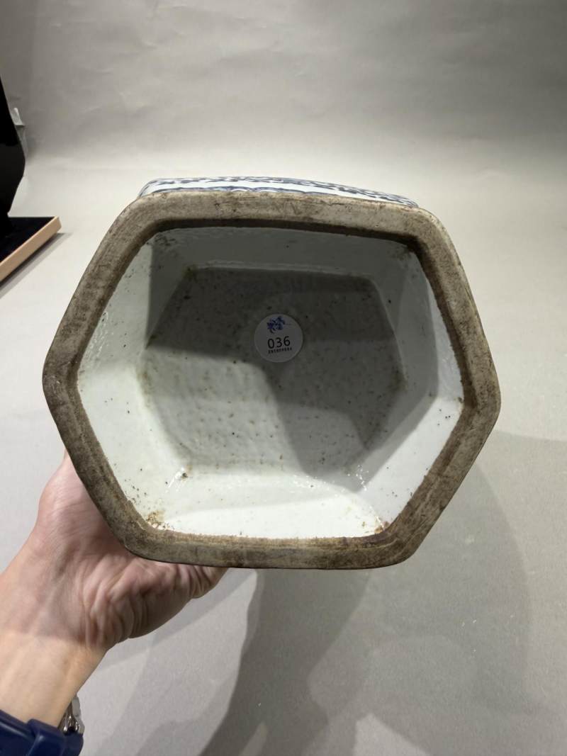    清乾隆 青花缠枝八宝六方贯耳瓶 - 图10
