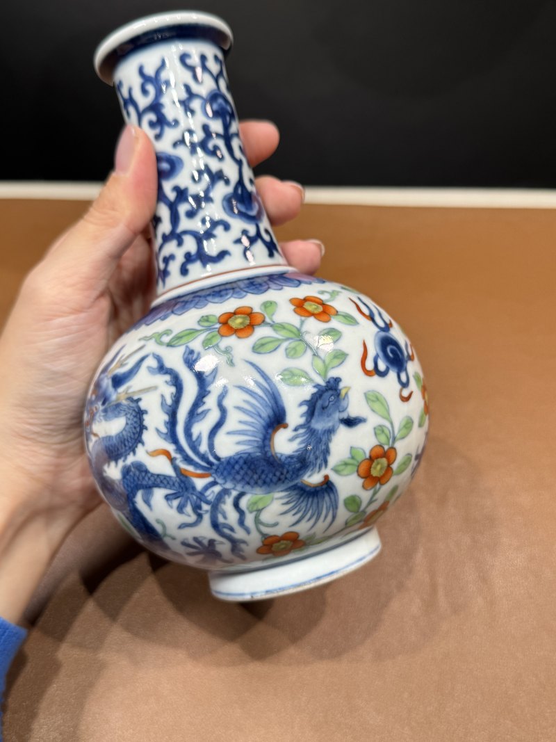 清雍正 青花加洋彩龙凤呈祥小赏瓶 - 图3