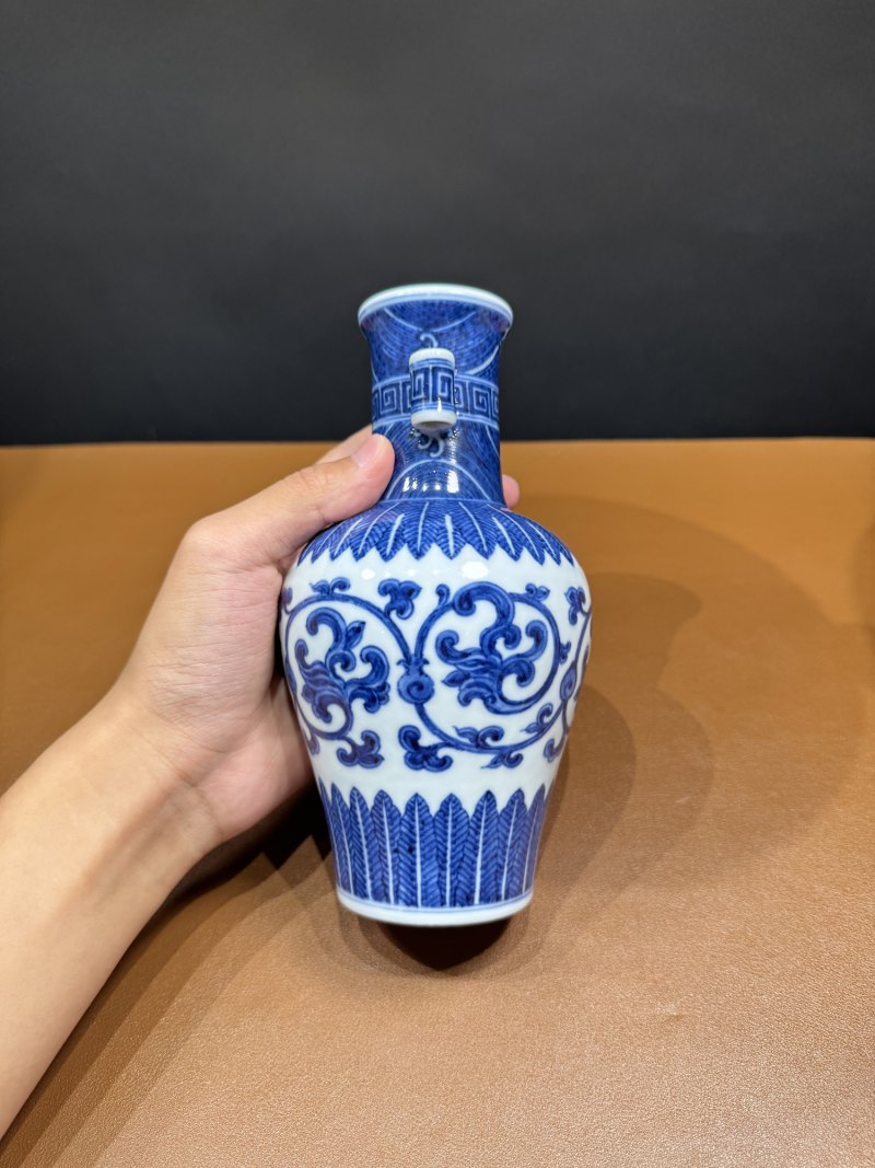 清乾隆 青花缠枝花卉纹贯耳瓶 - 图8