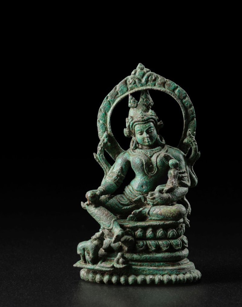 印度東北部 帕拉時期 十二世紀 安比迦銅像 | A COPPER ALLOY FIGURE OF AMBIKA - 图1