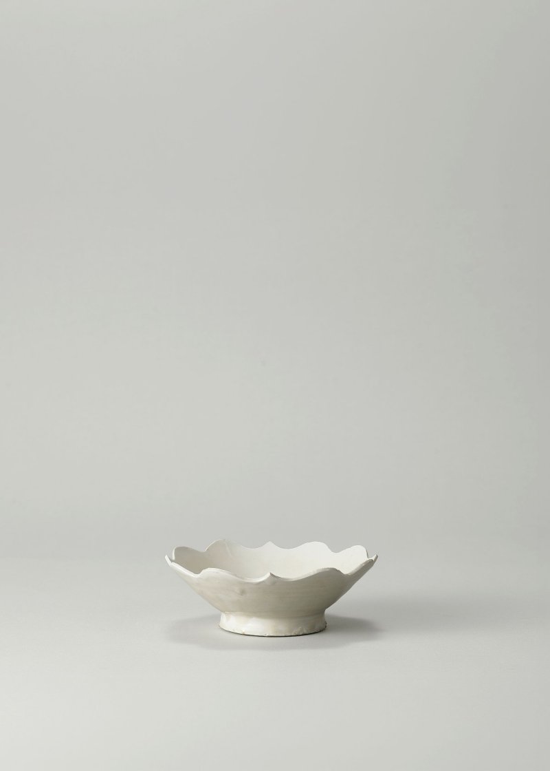 五代/宋　定窯白釉花口盤 | A DING WHITE-GLAZED FOLIATE-RIM DISH - 图2
