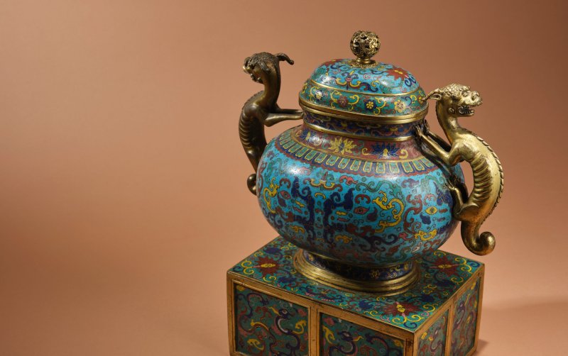 清乾隆　掐絲琺瑯仿古饕餮紋簋式蓋爐連座 | A VERY RARE CLOISONNÉ ENAMEL ARCHAISTIC VESSEL ON STAND AND COVER, GUI - 图6