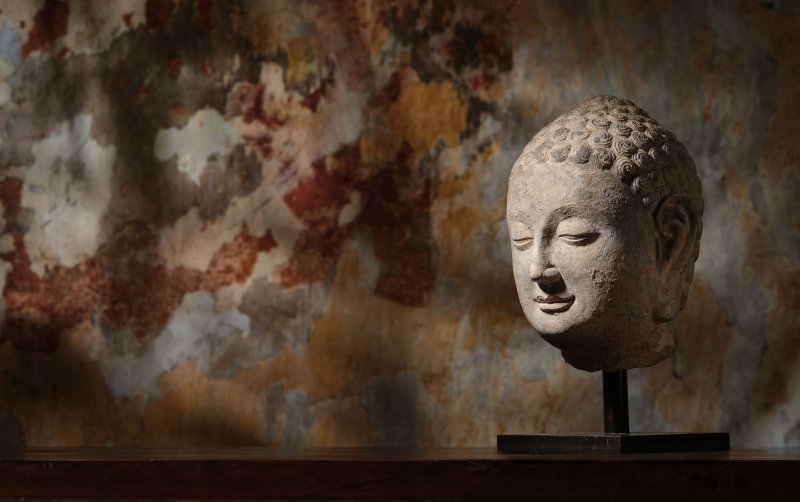 北齊 石灰岩雕佛首 | A RARE CARVED LIMESTONE HEAD OF BUDDHA - 图1