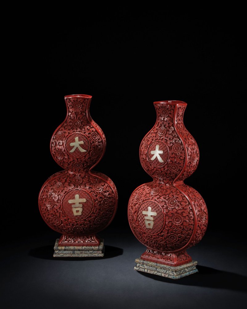 清乾隆　剔紅纏枝花卉紋「大吉」葫蘆瓶一對 | A PAIR OF CARVED CINNABAR LACQUER AND JADE 'DAJI' DOUBLE-GOURD VASES - 图1