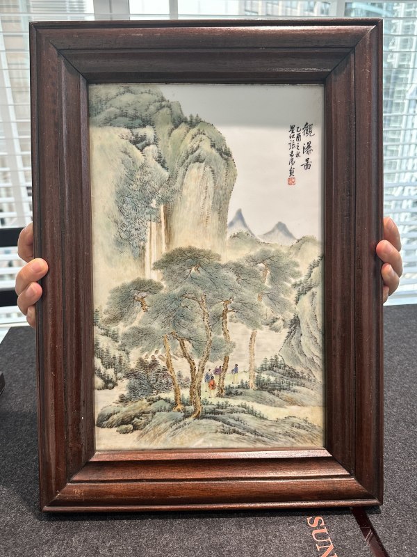民國張志湯粉彩觀瀑圖瓷板 - 图8