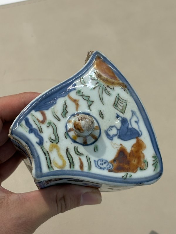 明萬曆 青花五彩人物紋蟋蟀罐 - 图12