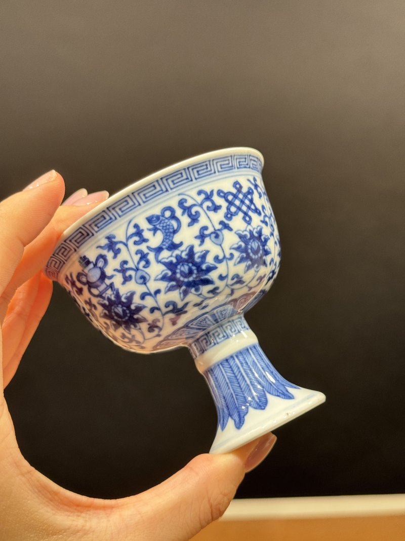 清乾隆 青花内梵文六字真言外莲托八宝纹高足杯 - 图4