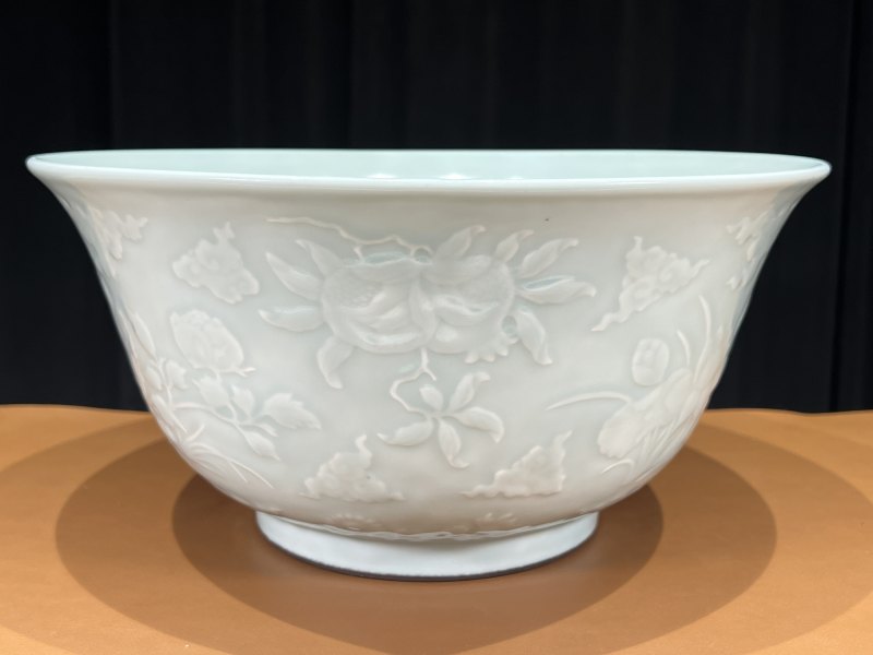 清雍正 粉青釉浮雕折枝花果纹大碗 - 图4