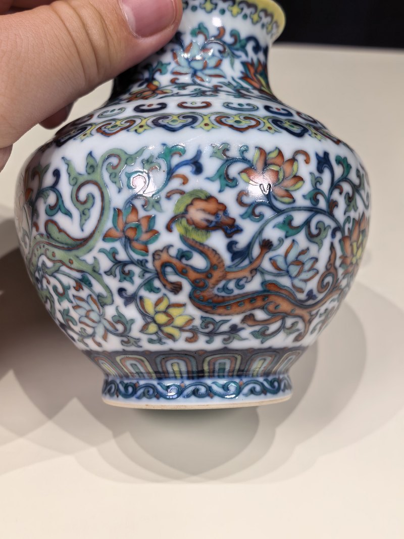 清乾隆 斗彩穿花龙纹小尊 - 图5