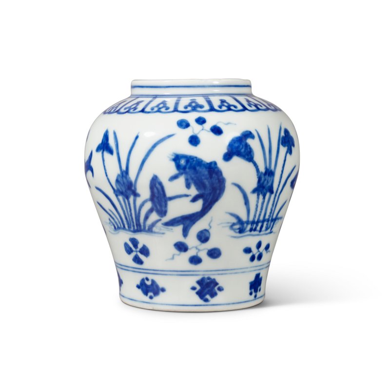 明嘉靖 青花魚藻紋罐 雙圈六字楷書款  JIAJING SIX-CHARACTER MARK IN UNDERGLAZE BLUE WITHIN A DOUBLE CIRCLE AND OF THE PERIOD (1522-1566) - 图1