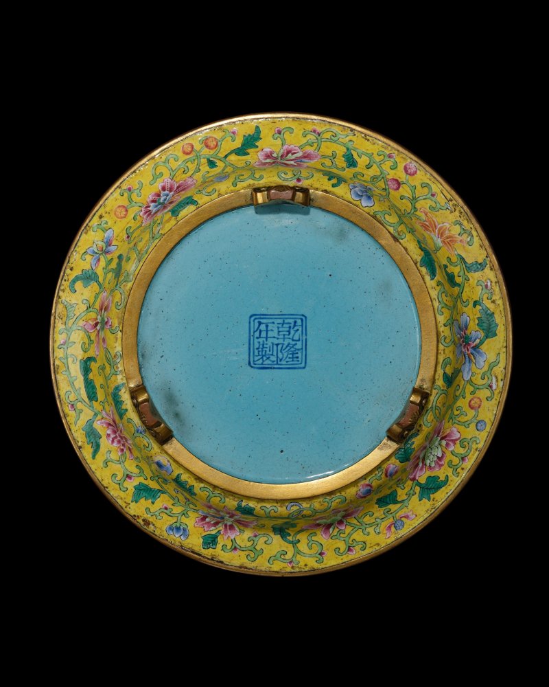 清乾隆　銅胎北京畫琺瑯黃地開光山水圖奓斗 | AN IMPERIAL BEIJING ENAMEL YELLOW-GROUND SHALLOW ZHADOU AND COVER - 图4