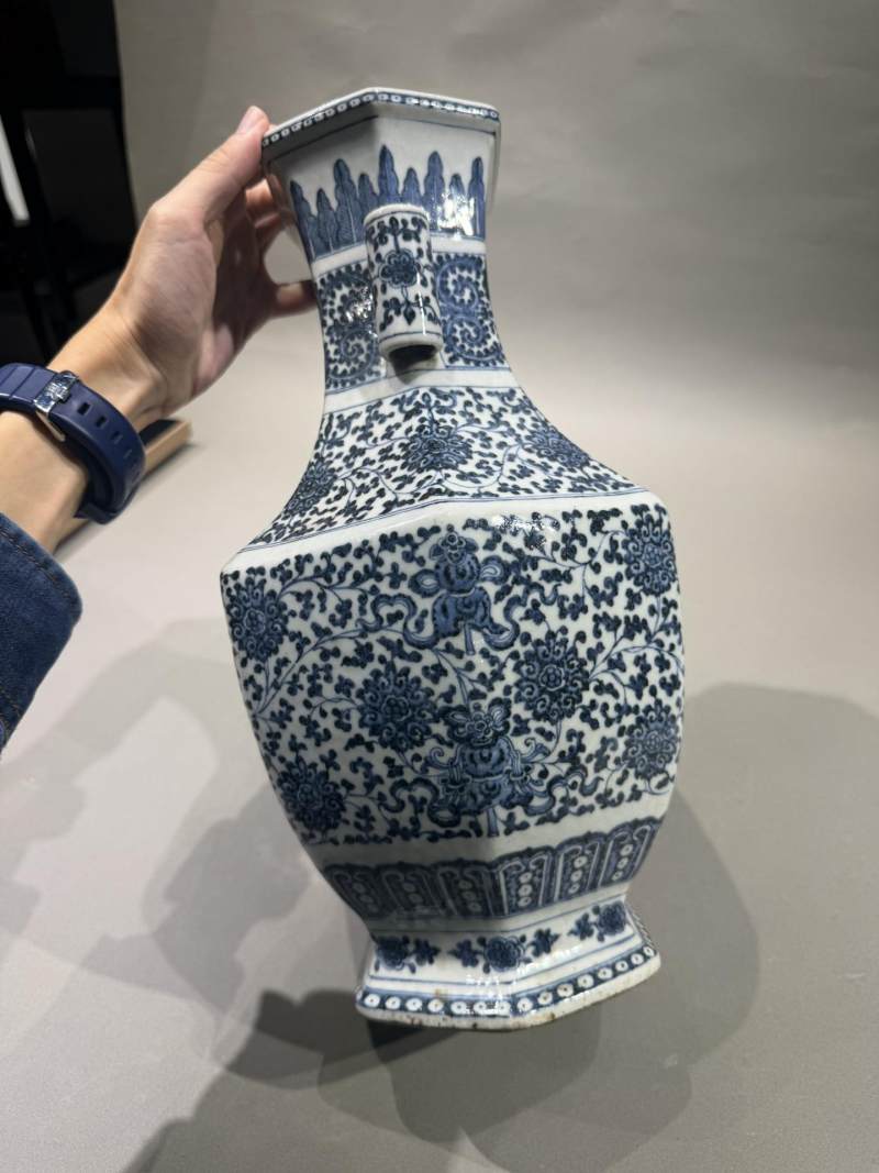    清乾隆 青花缠枝八宝六方贯耳瓶 - 图4