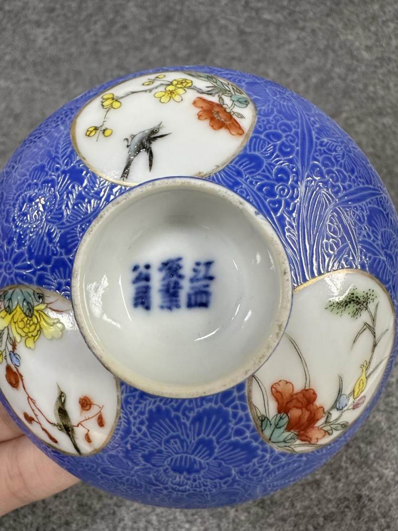   民国 江西瓷业公司蓝地轧道粉彩开窗花鸟盖碗一对 - 图20