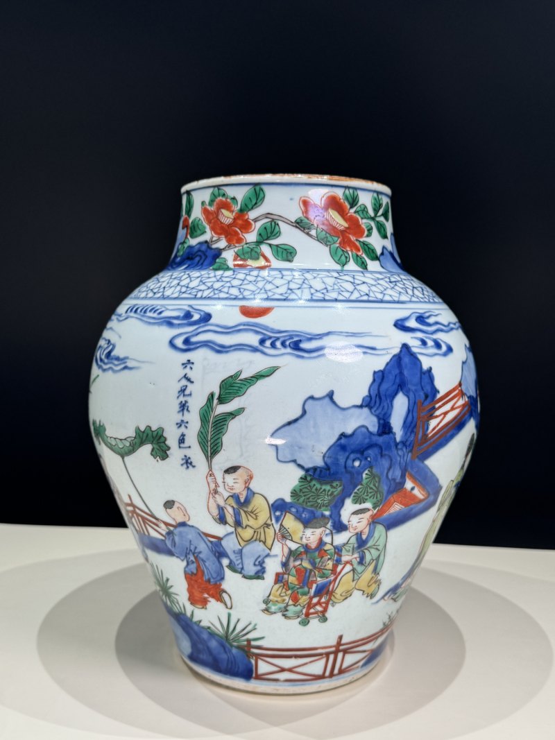 清顺治-康熙 青花五彩婴戏拟三国诸葛亮五丈原退兵图将军罐 - 图4
