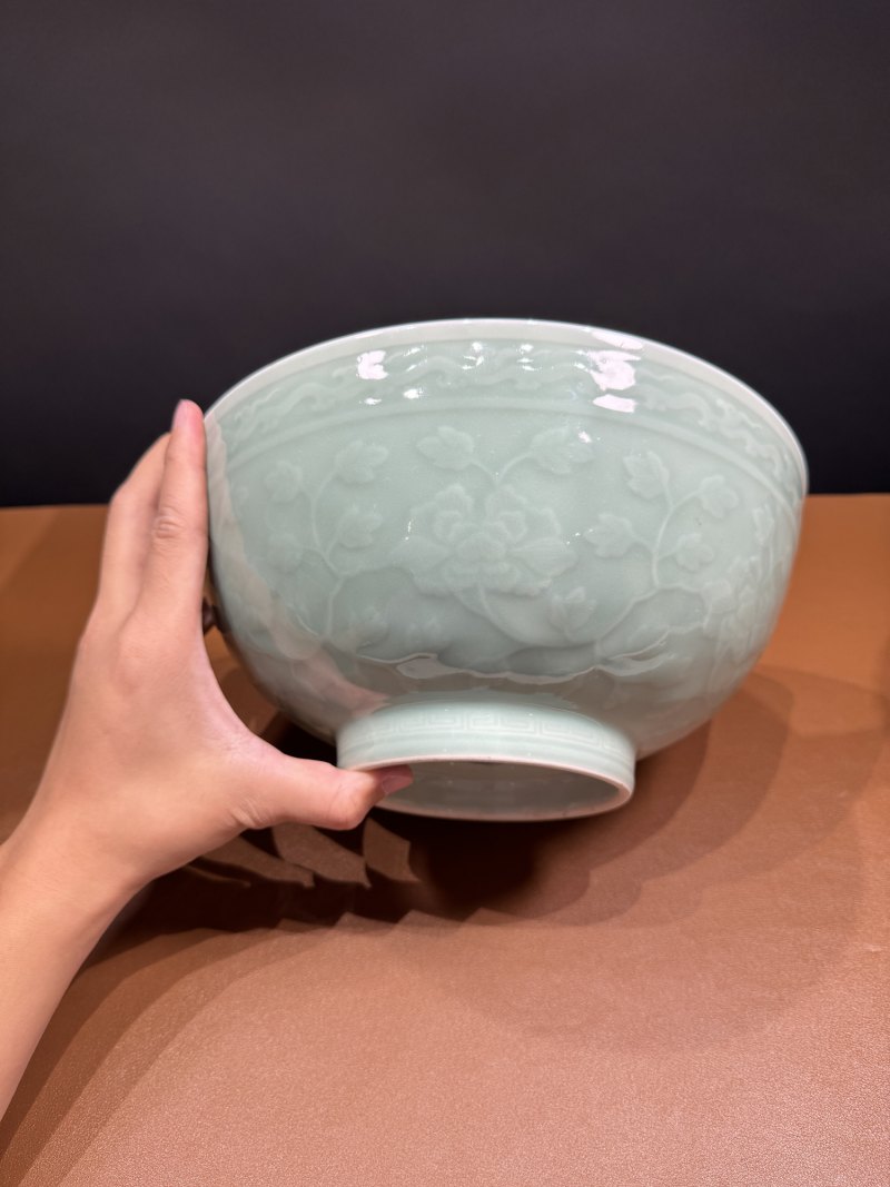 清乾隆 粉青釉暗刻缠枝牡丹纹大碗 - 图3