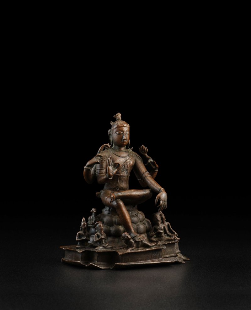 印度南部 毗奢耶那伽羅 十六世紀 濕婆南面尊銅像 | A COPPER ALLOY FIGURE OF SHIVA DAKSHINAMURTI - 图2
