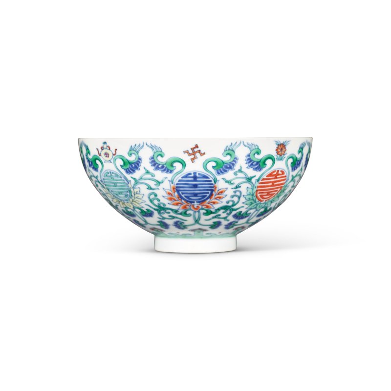 清雍正 鬥彩折枝蕃蓮捧壽紋盌 雙圈六字楷書款  YONGZHENG SIX-CHARACTER MARK IN UNDERGLAZE BLUE WITHIN A DOUBLE CIRCLE AND OF THE PERIOD (1723-1735) - 图1