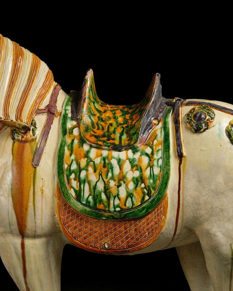 唐　三彩馬 | A MAGNIFICENT LARGE SANCAI-GLAZED CAPARISONED HORSE - 图8