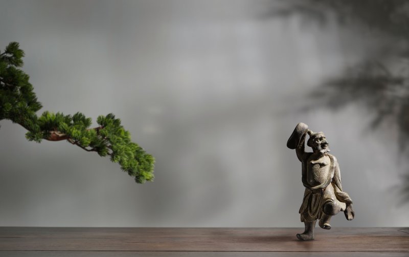 明 銅胡人進寶立像 | A BRONZE FIGURE OF A FOREIGN TRIBUTE BEARER - 图1