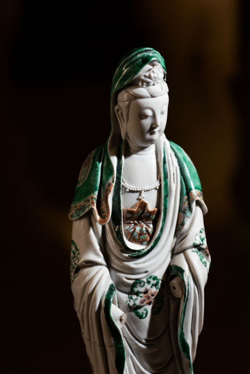 清康熙 德化五彩觀音立像 | A WUCAI DECORATED DEHUA FIGURE OF GUANYIN - 图10